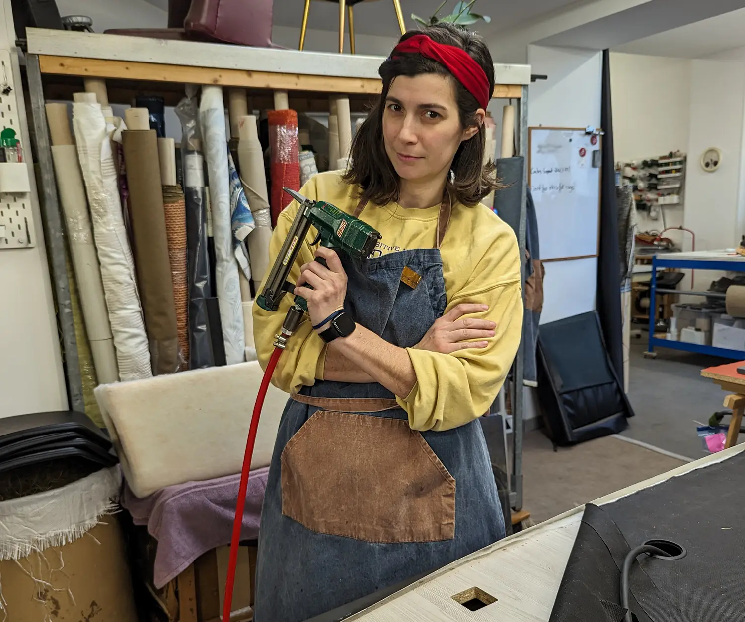 photo de l'atelier d'un tapissier garnisseur avec les rouleaux de tissus et de cuir