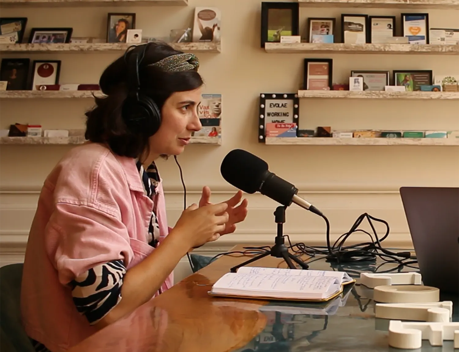 Podcasteur, clémentine au micro dans la création de contenus audio