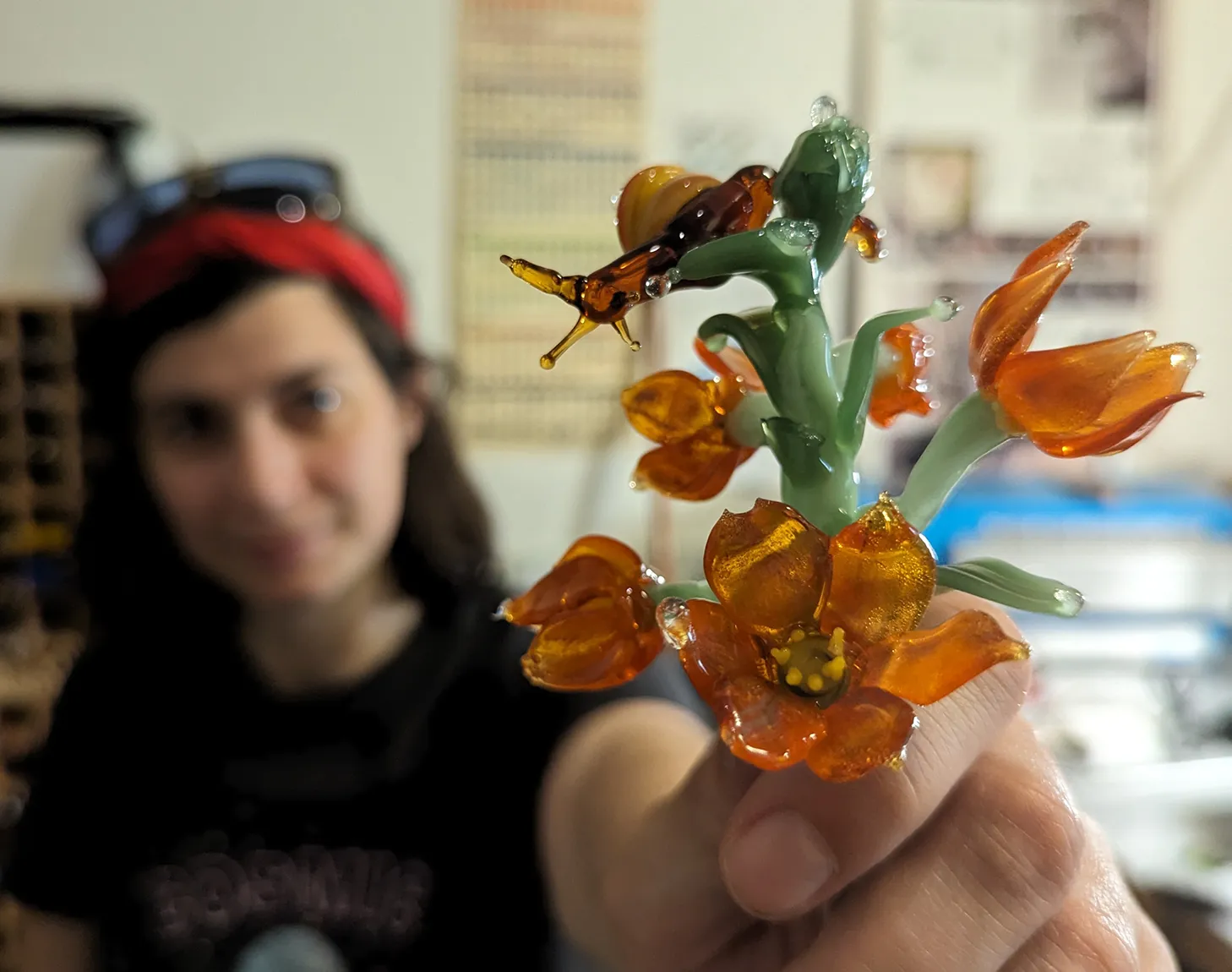 Photo d'une composition florale réalisée par un souffleur de verre ou verrier au chalumeau