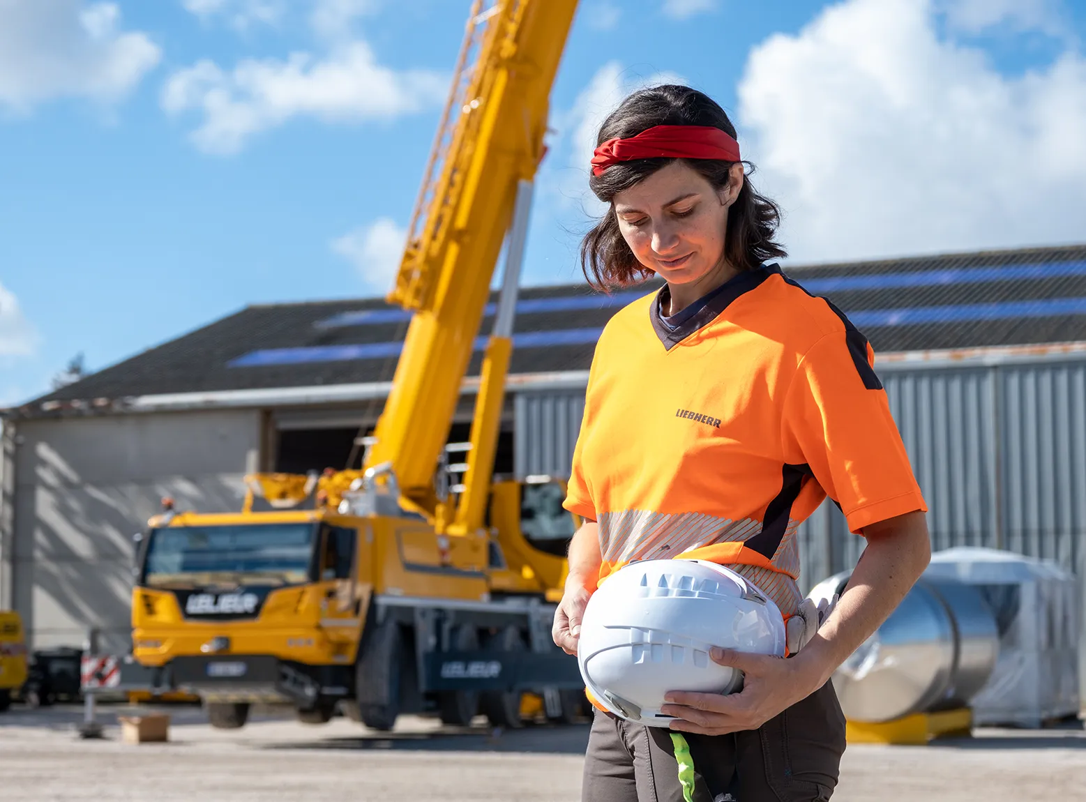 Photo de cléméntine avec tenue de chantier et EPI pour tester le métier de technicien SAV en grue mobile