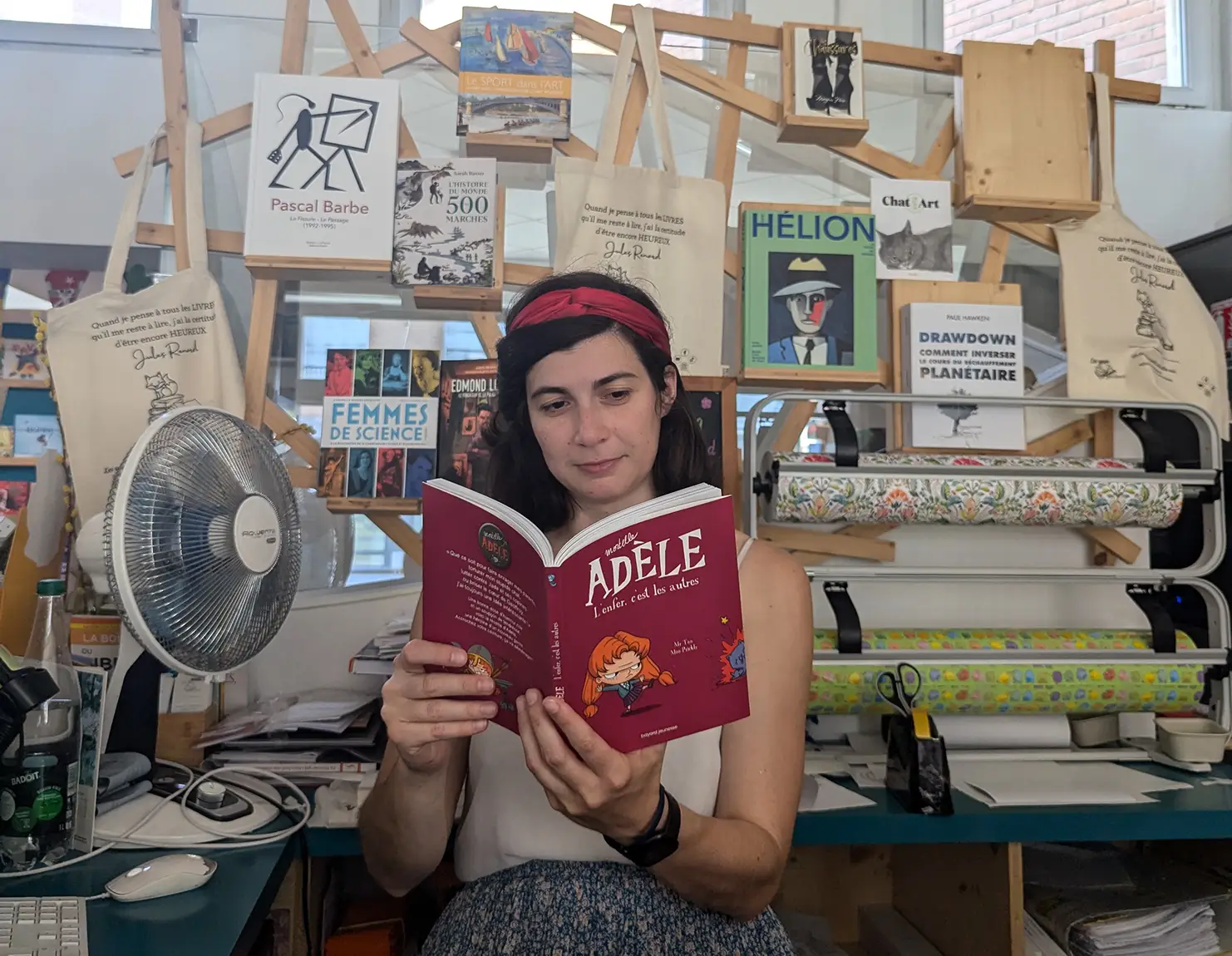 Photo de livres en librairie pour les secrets de métier de libraire : Clémentine en pleine lecture