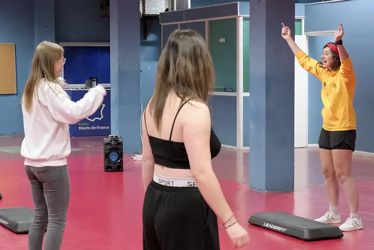 Photo pendant une séance de step par un éducateur sportif : ici Clémentine teste le métier