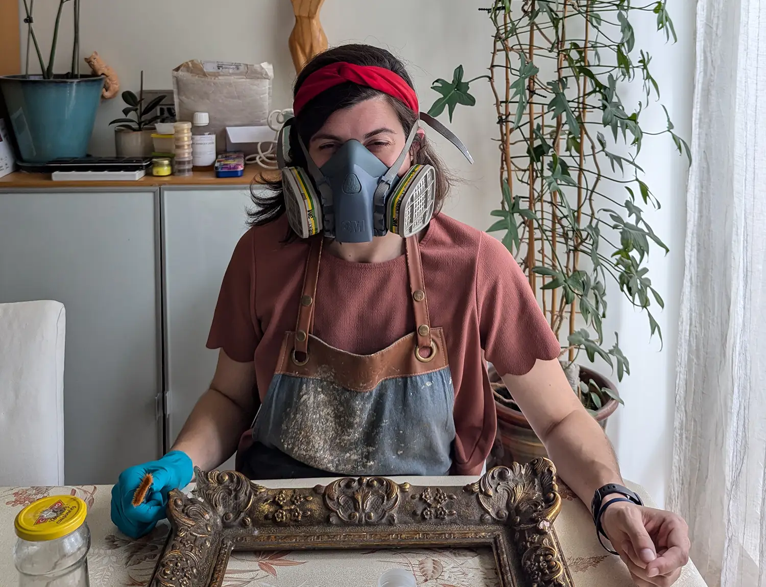 photo du test métier doreur avec masque de protection lors de l préparation des supports