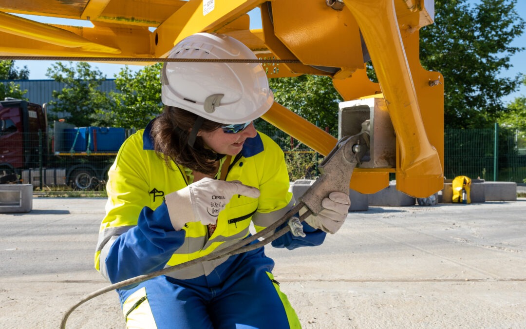 Monteur et dépanneur de grue à tour